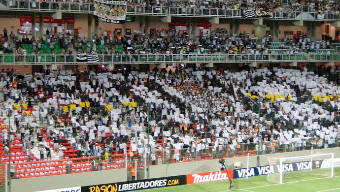 E esse mosaico da torcida do Atlético-MG, no Independência, antes da partida contra o Santa Fé? (26/02/2014)