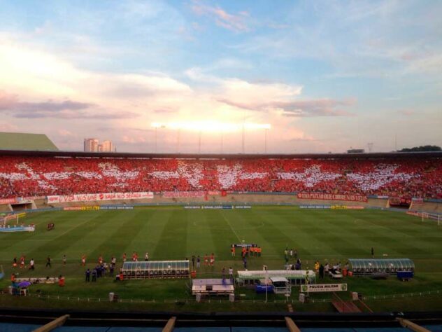 Mosaico da torcida do Vila Nova no Serra Dourada na partida contra o Londrina. O objetivo era formar "1943", ano de fundação do clube goiano.