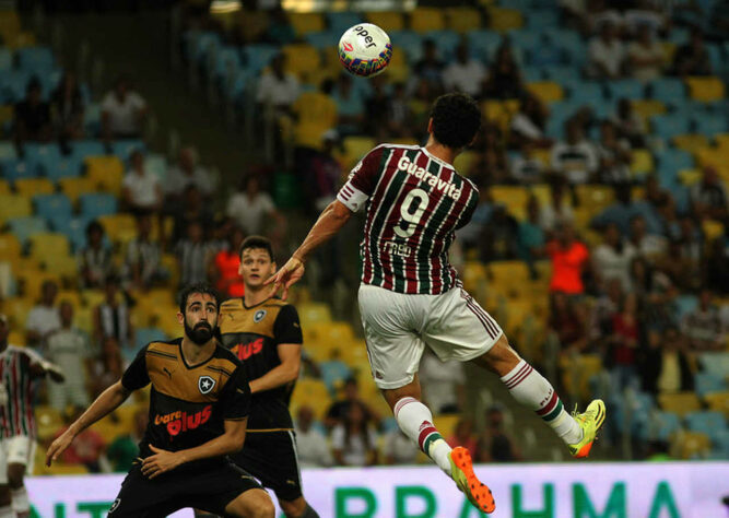 (A) 14 gols. Foram 26 clássicos contra o Botafogo em que Fred defendeu o Fluminense. O jogador, inclusive, é o segundo maior goleador do Estádio Nilton Santos, com 40 gols.