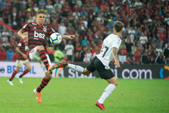 Flamengo 1 x 1 Athletico-PR: quartas de final da Copa do Brasil 2019 - Após empates em 1 a 1 na ida e na volta, a vaga para a próxima fase foi definida nos pênaltis. O goleiro Santos, que atualmente está no Flamengo, brilhou na disputa ao defender duas penalidades, e Bruno Guimarães converteu a cobrança para colocar o Furacão na semifinal.