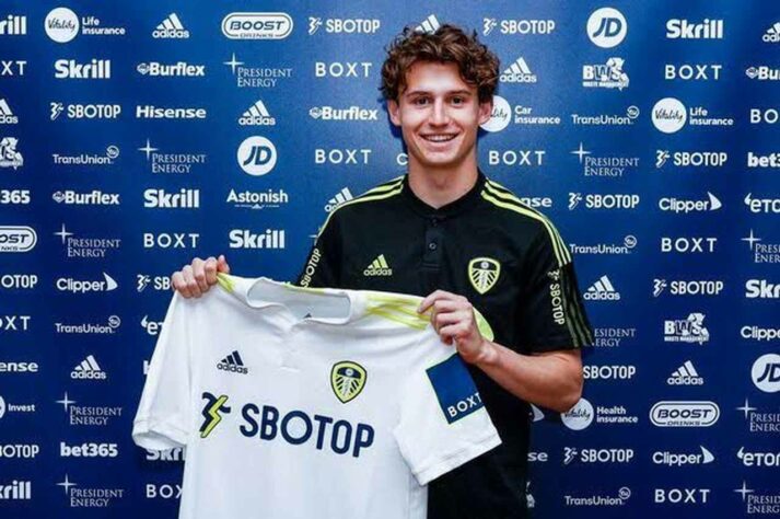 13º lugar - Leeds United (Inglaterra): 110,1 milhões de euros (R$ 574,7 milhões) - Brenden Aaronson  [foto] (meia - 21 anos - comprado junto ao RB Salzburg por 32,8 milhões de euros [R$ 171,2 milhões]); Luis Sinisterra (ponta - 23 anos - comprado junto ao Feyenoord por 25 milhões de euros [R$ 130,5 milhões]); Tyler Adams (volante - 23 anos - comprado junto ao RB Leipzig por 17 milhões de euros [R$ 88,7 milhões]); Rasmus Kristensen (lateral-direito - 24 anos - comprado junto ao RB Salzsburg por 13 milhões de euros [R$ 67,8 milhões]); Marc Roca (volante - 25 anos - comprado junto ao Bayern de Munique por 12 milhões de euros [R$ 62,6 milhões]); Darko Gyabi (meia - 18 anos - comprado junto ao Manchester City por 5,8 milhões de euros [R$ 30,2 milhões]); Wilfred Gnoto (atacante - 18 anos - comprado junto ao Zurich por 4,5 milhões de euros [R$ 23,4 milhões]); Joel Robles (goleiro - 32 anos - sem custos vindo do Real Bétis)