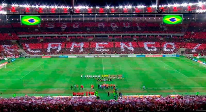 Mosaico do Flamengo contra o San Lorenzo em maio de 2017. Os rivais ironizaram a divisão das letras e leram "Isso aqui é Lamengo".