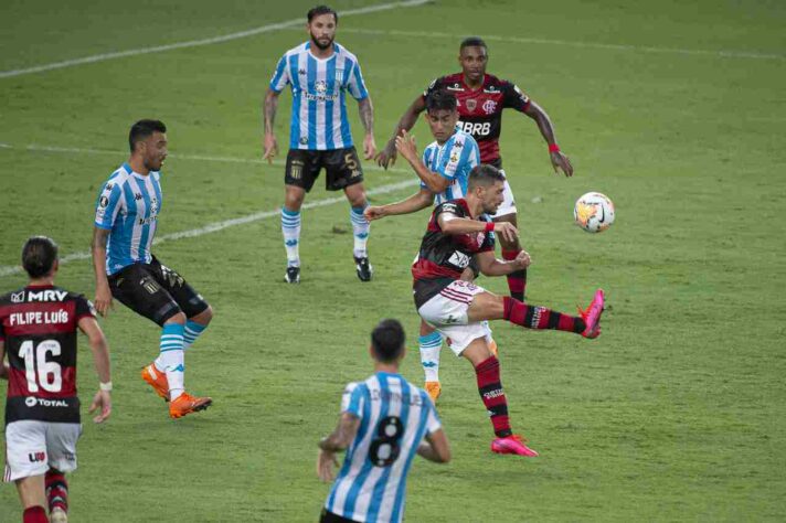 Flamengo 1 x 1 Racing-ARG: oitavas de final da Libertadores 2020 - Um ano depois da conquista do bicampeonato da América, o Flamengo se envolveu numa disputa realizada no Maracanã, mas sem sua torcida por causa da pandemia de Covid-19. O empate em 1 a 1, arrancado pelo Willian Arão no final da partida, deu uma sobrevida para os cariocas e culminou numa disputa por pênaltis. Entretanto, o próprio Arão foi responsável por desperdiçar sua cobrança e eliminar o Rubro-negro. 