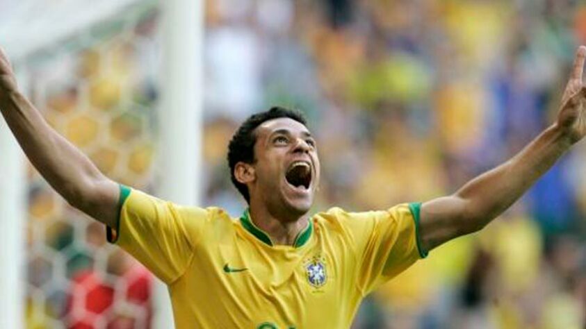 A boa fase no Lyon (FRA), naturalmente, repercutiu no Brasil. Assim, Fred foi convocado para vestir a Amarelinha pela primeira vez, na Copa de 2006. Na Alemanha, o jogador foi reserva de Adriano “Imperador” e estreou em grande estilo. No duelo contra a Austrália, o mineiro entrou e marcou o primeiro gol pela Seleção Brasileira. 