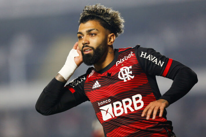 Na Vila Belmiro, o Flamengo conseguiu vencer mais uma pelo Brasileirão e bater o Santos por 2 a 1. Pedro e Gabigol marcaram os gols da vitória rubro-negra, enquanto Zanocelo descontou para o Peixe. Com o triunfo, os cariocas agora somam 21 pontos, na sétima colocação, e seguem na busca para encostar no pelotão de frente da competição. (Por Felipe Melo - felipeeduardo@lancenet.com.br).