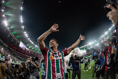 Fred saúda a torcida.