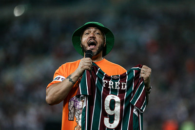 O cantor Belo fez show antes da partida de despedida de Fred com a camisa do atacante. Ele chegou até a usar uma máscara do jogador. 