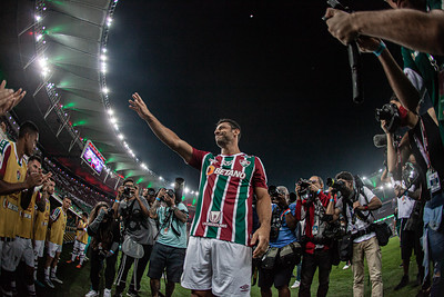 Fred saúda a torcida.