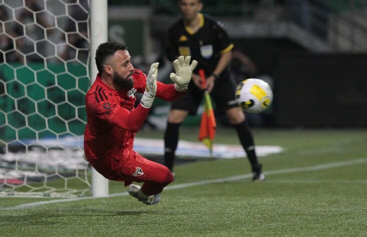 DESFALQUE CERTO: Jandrei - O goleiro aguentou menos de 30 minutos do empate com o Flu e deixou o campo reclamando de dores musculares após uma pancada nas costas causada pelo zagueiro Léo. A princípio, o São Paulo não havia detectado nenhuma lesão em específico. Porém, após duas semanas da partida, foi constatada uma fratura em uma vértebra na região lombar. Deve virar desfalque por um bom tempo. A lesão fez o Tricolor ir atrás de mais uma opção para o gol no mercado.