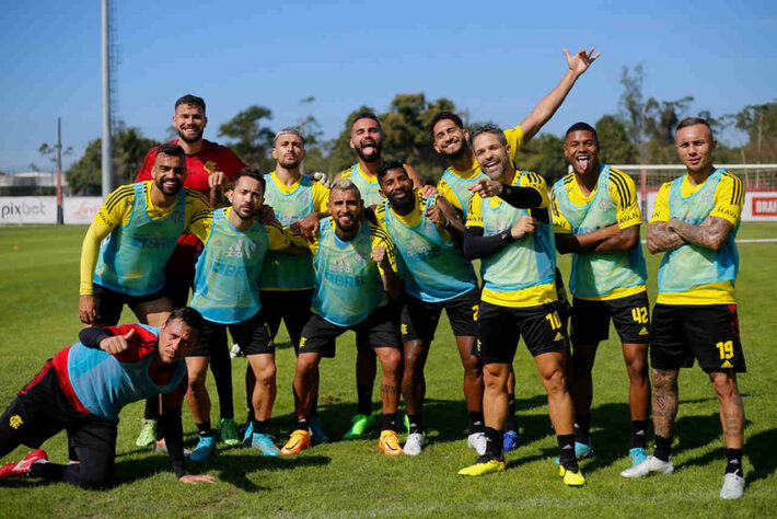 FLAMENGO: Santos, Rodinei (Matheuzinho), David Luiz, Pablo (Rodrigo Caio), Fillipe Luís (Ayrton Lucas); João Gomes, Thiago Maia (Vidal - reforço), Everton Ribeiro; Arrascaeta, Gabigol e Pedro (Everton Cebolinha - reforço). 