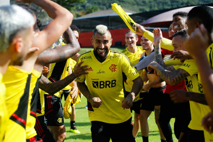 Arturo Vidal completou nesta sexta-feira seu primeiro dia de treino com seus novos companheiros de Flamengo. Confira, a seguir, algumas imagens do chileno durante as atividades.