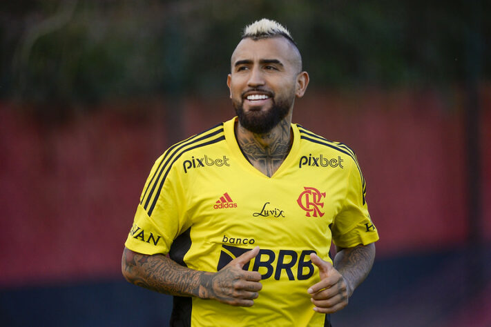 Arturo Vidal realizou nesta quinta-feira seu primeiro dia de atividades como jogador do Flamengo. Confira, a seguir, imagens do volante chileno no CT Ninho do Urubu.