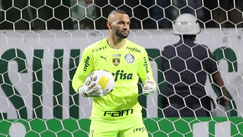 Após vencer por 2 a 1 no tempo normal, o Palmeiras viu o São Paulo se classificar às quartas de final da Copa do Brasil nos pênaltis. Além de Dudu e Veiga, Weverton tentou um milagre e se destacou com a maior nota, ainda que o resultado não tenha sido o esperado. Confira todas as atuações. (por Julia Mazarin)