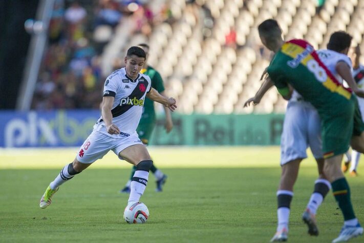 O Vasco teve a sua pior atuação nesta Série B do Brasileiro e foi facilmente derrotado por 3 a 1 para o Sampaio Corrêa, neste sábado, pela 18ª rodada da competição. Com um ataque inofensivo, o time ainda teve uma defesa frágil e sofreu com o ataque de Pimentinha, Catatau e cia. Confira as notas do Vasco e os pontos positivos e negativos do time maranhense!