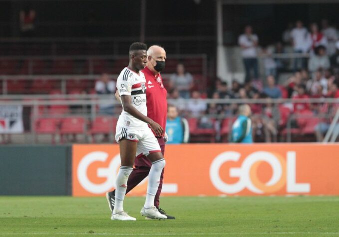 Vivo nas três competições que disputa o São Paulo paga um preço alto pela carga de jogos. O Tricolor tem no momento o seu pior momento na temporada com relação a jogadores contundidos: são dez ao todo! Situação que preocupa o torcedor e principalmente o técnico Rogério Ceni, que chegou a dizer que o time está 'se despedaçando' com a maratona. O LANCE! explica a situação de cada um dos contundidos do elenco são-paulino e a expectativa para o retorno deles. Vem com a gente (por Rafael Ribeiro)