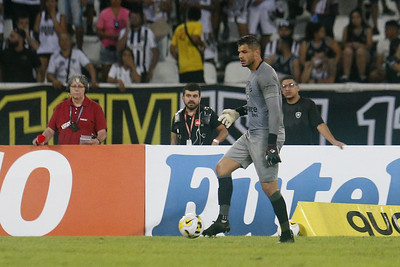 O Atlético-MG venceu o Botafogo por 1 a 0 no Nilton Santos neste domingo, pela 17ª rodada do Brasileirão. O Glorioso pouco criou e sofreu o gol por erros defensivos, do goleiro Douglas Borges e do ponta-direita Gustavo Sauer. O LANCE! mostra as notas e os destaques da partida.