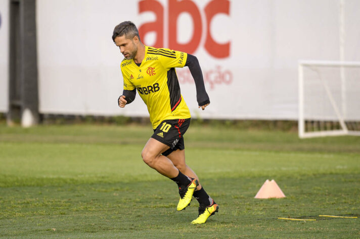 O meia Diego anunciou que vai deixar o Flamengo ao fim do seu contrato, em dezembro deste ano. O jogador, hoje com 37 anos, afirmou em coletiva que não defenderá mais um clube brasileiro, focando assim o mercado internacional ou podendo até mesmo se aposentar. Diego é um dos diversos atletas do futebol brasileiro que estão nos últimos seis meses de contrato e já podem assinar um pré-contrato com outro time. Confira 60 jogadores que se encontram nesta situação e podem mudar de clube em 2023!