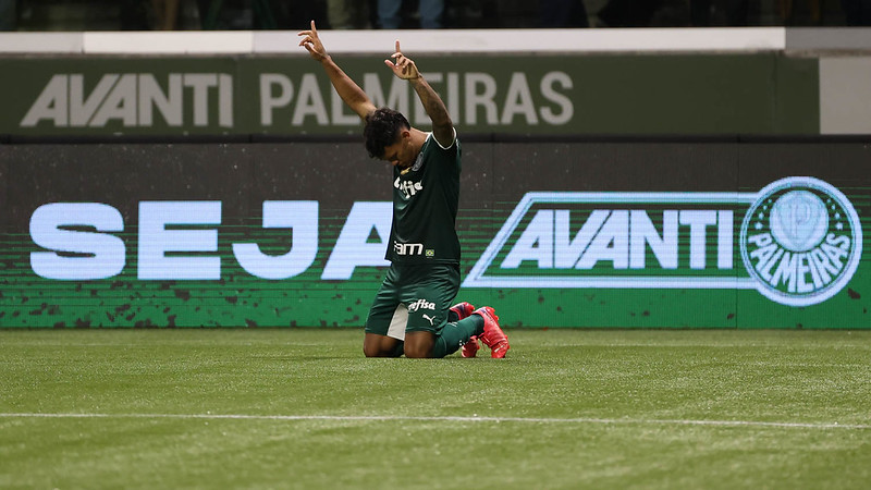 Na noite desta segunda-feira, o Palmeiras venceu o Cuiabá por 1 a 0, pela 17ª rodada do Brasileirão. Gabriel Veron foi o maior ‘fator surpresa’ da equipe alviverde e recebeu a maior nota. Confira todas as atuações. (por Julia Mazarin)