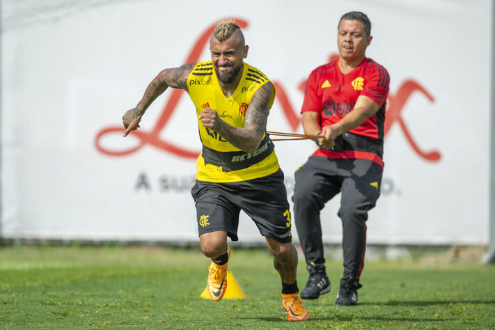 Na reta final do treino, Vidal realizou trabalhos à parte visando o condicionamento físico.