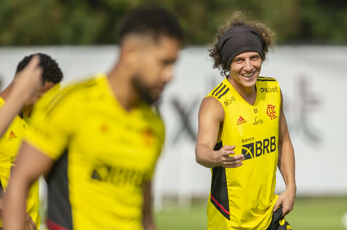 David Luiz é outro que retorna ao time. Ele está recuperado das dores que sentiu contra o Atlético-MG, na última semana, e que o tiraram do confronto contra o Coritiba, no sábado.