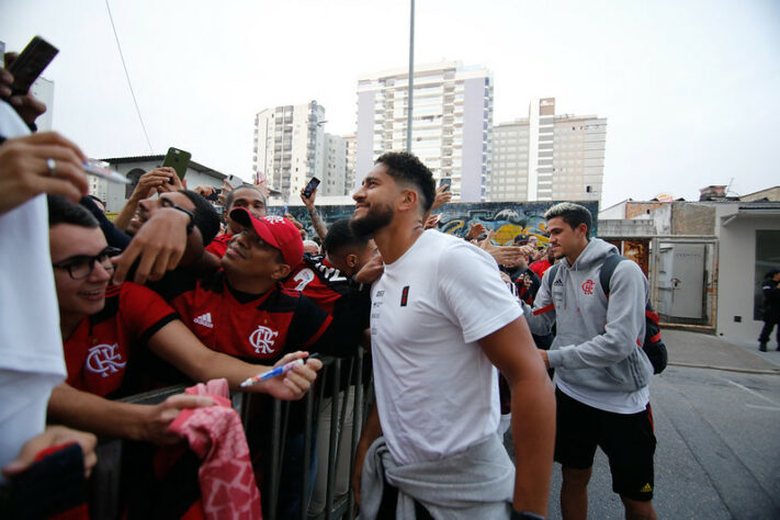 Atencioso como sempre, o zagueiro Pablo parou para tirar fotos com os torcedores.