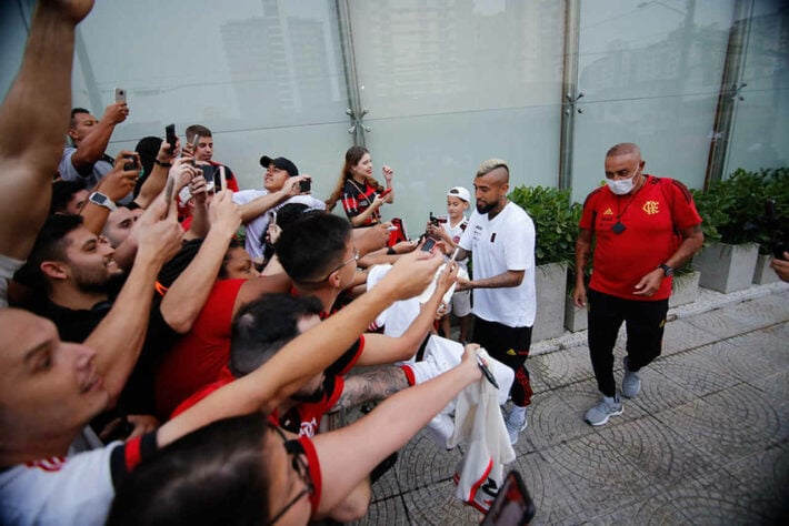 Como é praxe por todo Brasil, a torcida do Flamengo fez a festa na chegada do time a Florianópolis na tarde deste sábado. Confira a seguir imagens de como foi a recepção ao elenco rubro-negro.