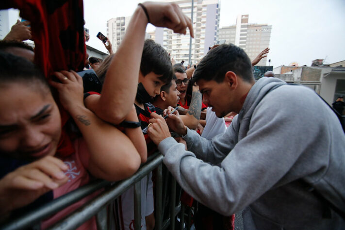 Ayrton Lucas, que deve ser titular contra o Avaí, deu autógrafos e tirou fotos.