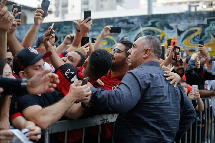 Até mesmo o vice-presidente de futebol, Marcos Braz, teve seu nome gritado e parou para atender os torcedores.