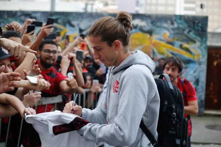 Outros jogadores também atenderam a torcida na chegada ao hotel. Filipe Luís deu autógrafos aos fãs.