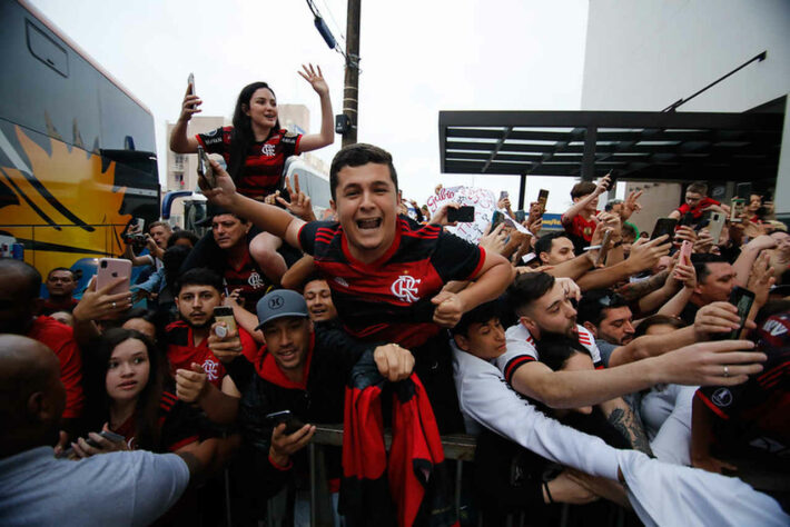 Cerca de 300 rubro-negros se reuniram em frente ao hotel e vibraram com o desembarque dos jogadores na capital catarinense.