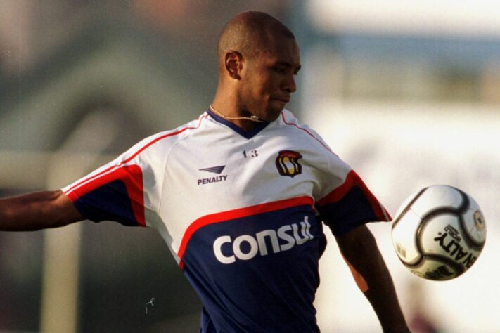 Marcos Senna: volante - titular na decisão contra o Olímpia - 46 anos - teve uma carreira de sucesso, atuando por mais de dez anos no Villarreal, da Espanha. Se naturalizou espanhol e venceu a Eurocopa 2008. Encerrou a carreira em 2015, no New York Cosmos 