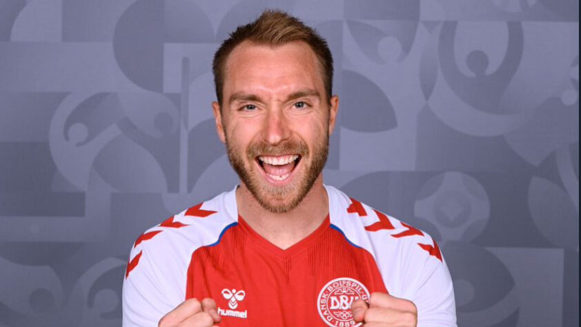 FECHADO - Christian Eriksen é o mais novo reforço do Manchester United. Por meio das redes sociais do clube, o meio-campista foi anunciado. O atleta estava sem clube desde sua saída do Brentford.