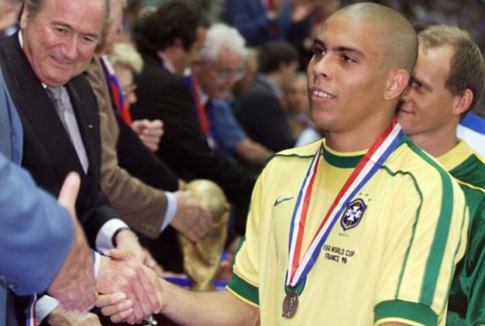 1998 - A convulsão de Ronaldo: horas antes da grande final de 1998, diante da França, Ronaldo sofreu uma convulsão no hotel em que a Seleção se concentrava. A imprensa presente no 'Estádio da França', palco da decisão, se assustou com o nome de Edmundo na relação oficial da FIFA que divulgava os onze titulares. Instantes antes da partida, uma nova escalação, com Ronaldo, foi divulgada. A mescla entre um time desorganizado e o abalo pelo acontecimento resultaram em uma derrota acachapante: 3 a 0 para a França. Os motivos da ausência de Ronaldo na primeira escalação se tornaram públicos apenas após a partida e até hoje há quem crie teorias da conspiração sobre esse dia.