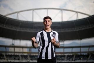 ESQUENTOU - Renzo Saravia disputou a última temporada com a camisa do Botafogo, mas não conseguiu convencer o investidor John Textor a acreditar em sua permanência para 2023. O lateral-direito ficou livre no mercado desde então e até o momento, ainda não fechou com nenhuma equipe. De acordo com informações do jornalista César Luis Merlo, o jogador recebeu sondagens da MLS, Turquia e Rússia, mas que ainda não se transformaram em propostas oficiais.