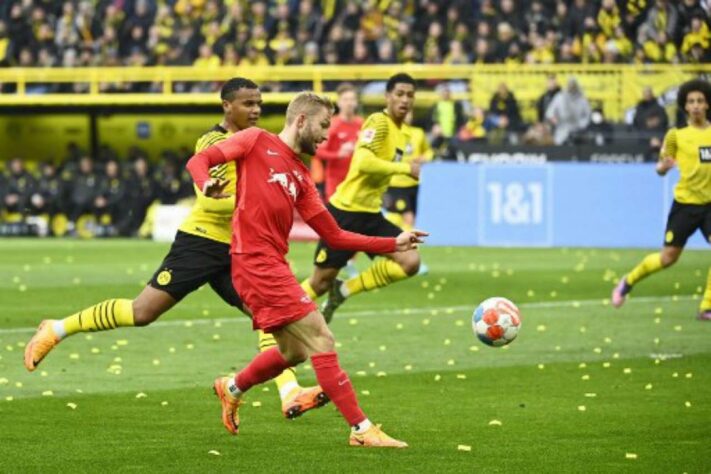 FECHADO - Além de Sommer, o Bayern de Munique acertou com o meia austríaco Konrad Laimer, do RB Leipzig, segundo o jornalista italiano Fabrizio Romano. O anúncio oficial deve ser feito em breve e o jogador chegará em julho.