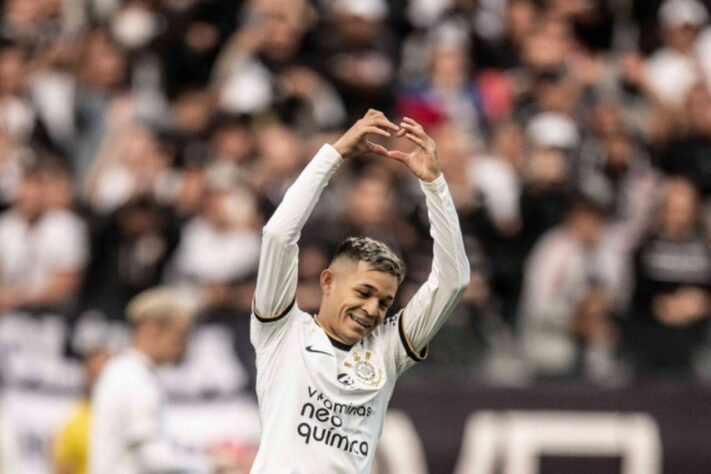 FECHADO - Só falta a assinatura, mas já existe acordo entre o Corinthians e o estafe do atacante Adson para renovação contratual. O vínculo que tinha duração até o fim de 2024 ganhará mais um ano e passará a ser até dezembro de 2025.