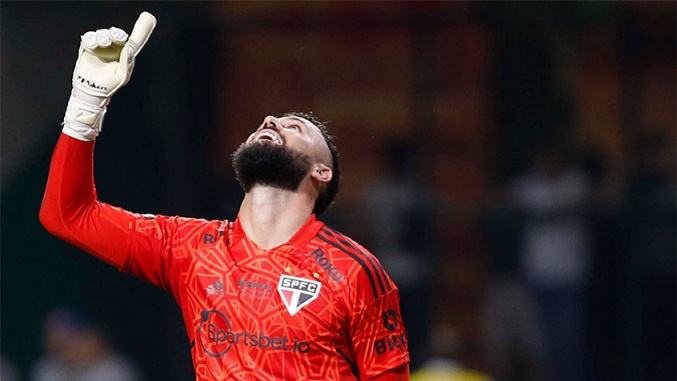 O goleiro sofreu uma fratura na região lombar da coluna que o afastou por algumas semanas. Contra o Atlético-GO, pelas quartas de final da Copa Sul-Americana, Felipe Alves assumiu seu posto.