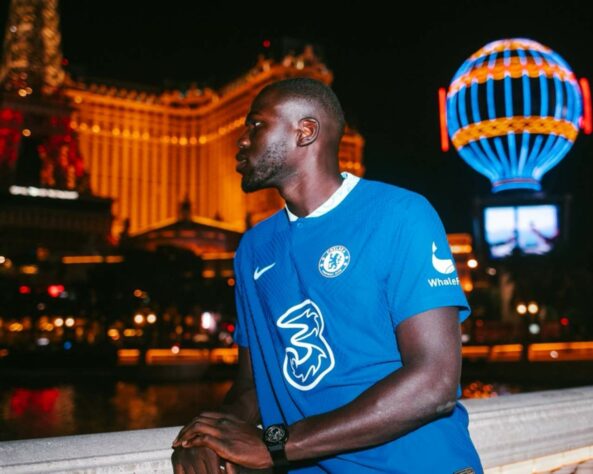 FECHADO! - O Chelsea anunciou a contratação do zagueiro Koulibaly neste sábado. O ex-Napoli assinou contrato com a equipe de Londres até 2026. O defensor é o segundo reforço confirmado dos Blues, que já anunciaram Sterling.