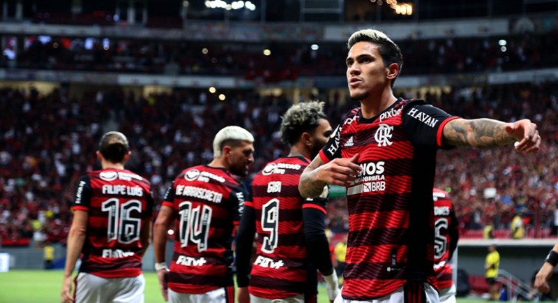 Com facilidade, o Flamengo goleou o Juventude por 4 a 0, no Mané Garrincha, e segue na busca pelo pelotão de frente do Brasileirão. Os gols da equipe rubro-negra foram marcados por Pedro (2), Everton Ribeiro e Lázaro - todos de cabeça. O time carioca agora soma 27 pontos, enquanto o alviverde segue na lanterna com 13. (Por Felipe Melo - felipeeduardo@lancenet.com.br). 