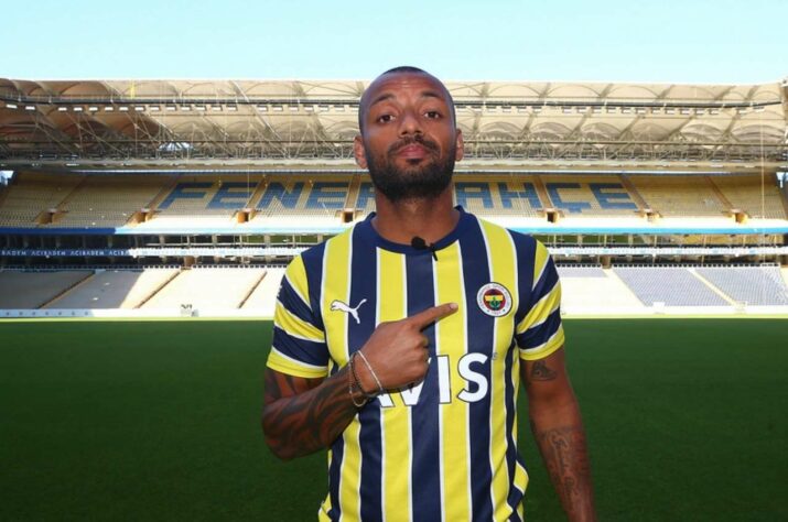 FECHADO - O Fenerbahçe anunciou a contratação do atacante João Pedro, ex-jogador do Cagliari. O brasileiro assinou contrato com a equipe de Jorge Jesus por três temporadas e pode ser um reforço importante caso o time avance na fase prévia da Champions League.