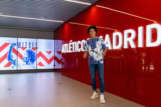 FECHADO - O Atlético de Madrid anunciou nesta quarta-feira a contratação do volante belga Atsel Witsel. O meia chegou ao clube colchonero após o fim do contrato com o Borussia Dortmund, onde jogou nas quatro últimas temporadas.