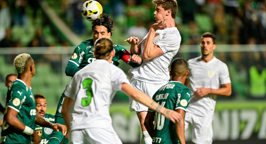 AMÉRICA-MG: Sobe - O setor ofensivo do América-MG foi extremamente perigoso na maior parte do jogo. Com tabelas na entrada da área adversária e finalizações de fora, o time de Vagner Mancini poderia ter aberto o placar se não fossem erros individuais e o goleiro Weverton. /// Desce - Apesar de levar perigo à defesa do Verdão, as finalizações deixaram a desejar. Os jogadores do Coelho não souberam caprichar na última bola e também assistiram os rivais levarem vantagem dentro da própria casa. Faltou atenção e displicência. 