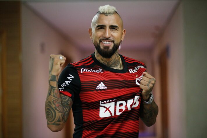 Flamengo: 2 reforços - Arturo Vidal [foto] (volante - 35 anos, sem custos vindo da Inter de Milão); e Everton Cebolinha (ponta - 26 anos, comprado do Benfica por 13,5 milhões de euros [R$ 85 milhões] mais bônus)