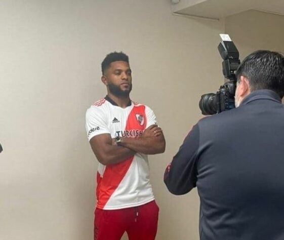 FECHADO - A segunda-feira está agitada para Miguel Borja, que será anunciado nas próximas horas como reforço do River Plate. O atacante está na Argentina e, após realizar exames médicos, fez uma sessão de fotos com a camisa do novo clube.