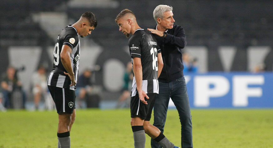 Já sob o comando do treinador português, o Botafogo foi eliminado nas oitavas de final da Copa do Brasil. O clube alvinegro foi derrotado duas vezes para o América-MG.