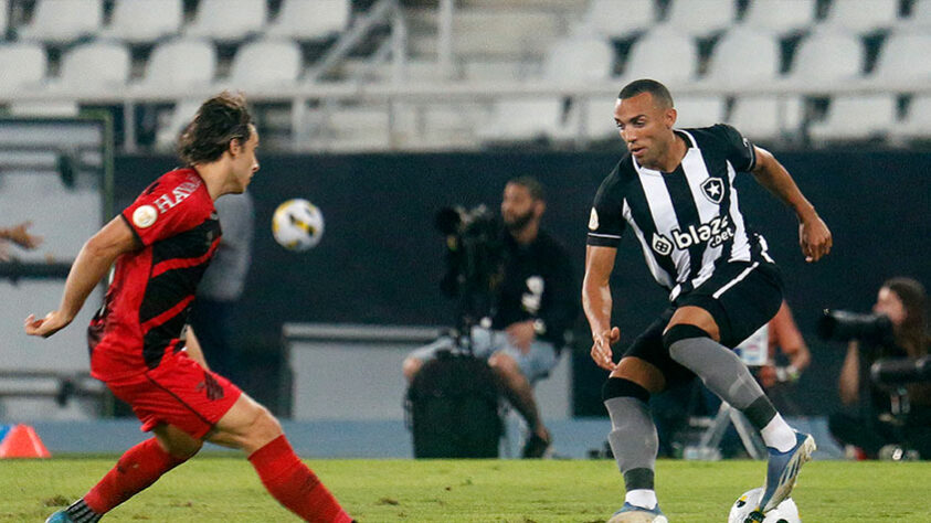 Athletico-PR - SOBE: Titular pela primeira vez no retorno, Fernandinho mostrou enorme qualidade técnica no meio-campo rubro-negro. | DESCE: Hugo Moura estava fora de posição no primeiro do Botafogo e errou passe na entrada da área, no lance que Jeffinho ampliou o placar.