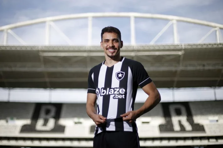 FECHADO - O Botafogo anunciou, na tarde desta terça-feira, a contratação do meio-campista Carlos Eduardo, ex-Al-Ahli. Aprovado na bateria de exames médicos, o paulista de Ribeirão Preto assinou contrato até 31 de dezembro de 2024.
