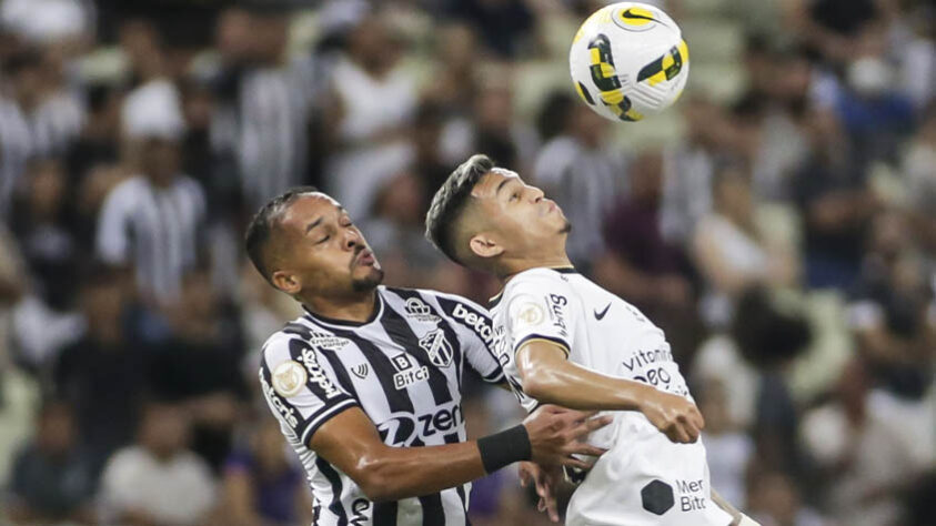 O Ceará conseguiu sua primeira vitória como mandante nesta edição do Campeonato Brasileiro ao vencer o Corinthians de virada, por 3 a 1, na noite deste sábado (16), no Castelão. O Timão saiu na frente com apenas três minutos de jogo, com Róger Guedes, mas Bruno Pacheco, Vina e Cléber garantiram a vitória do Vozão. Com a derrota, o Alvinegro corre o risco de perder a segunda posição ao final da rodada. O Ceará deixou, provisoriamente, a zona de rebaixamento. Confira as notas (por Rafaela Cardoso).