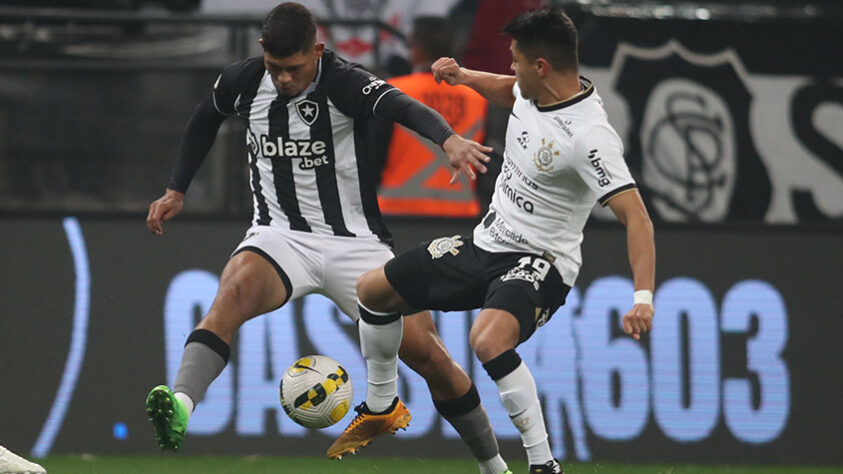 O Botafogo não teve uma boa atuação na Neo Química Arena e saiu de campo derrotado para o Corinthians por 1 a 0. O lado esquerdo da defesa teve muita dificuldade na marcação e concedeu espaços para o adversário. No fim, o time teve duas chances, mas não conseguiu empatar e segue com 24 pontos na tabela. (Por Felipe Melo).