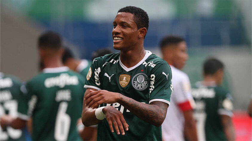 BEM COTADO: Danilo (Volante - Brasil) - Time: Palmeiras - Faz uma grande temporada e foi convocado por Tite para os últimos amistosos da Seleção. Briga pela 'vaga extra', já que agora será possível ter 26 nomes na lista.